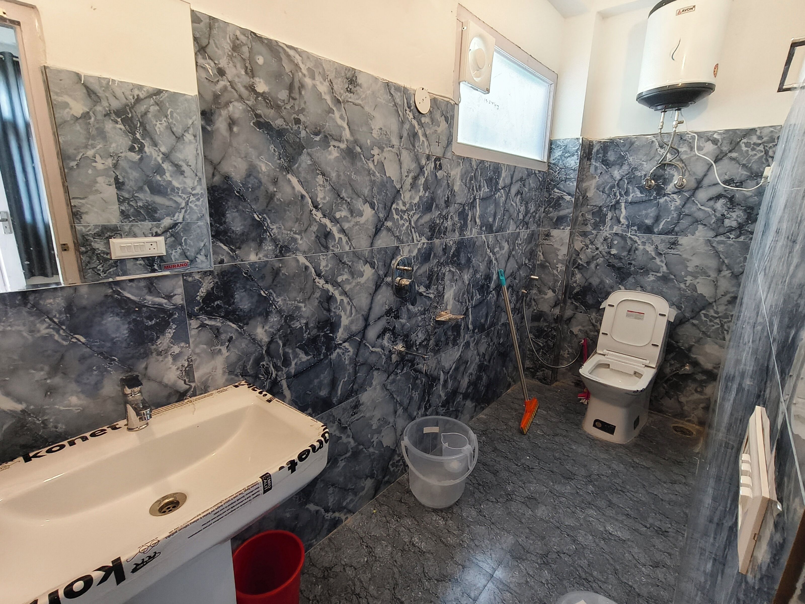 Doccia, asciugamani, sapone, carta igienica