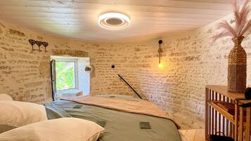 1 slaapkamer, een strijkplank/strijkijzer, wifi, beddengoed