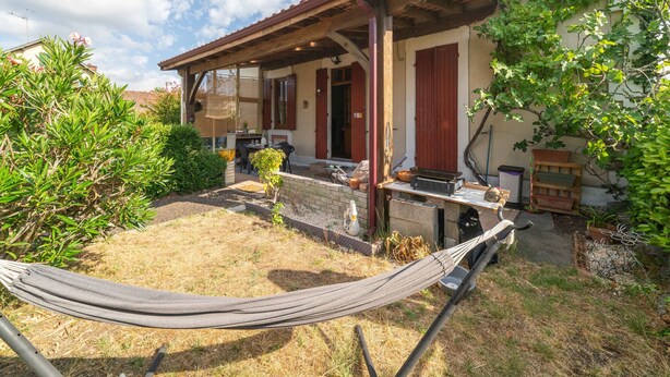 A house with a covered patio, a hammock, and a garden. - Charming house with AC, pets OK - 4 guests (Parentis-en-Born)