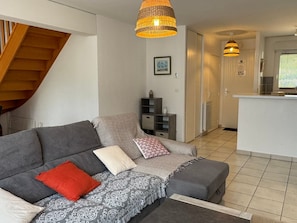 TV - House with parking, pets welcome - 6 guests (Le Home Varaville)