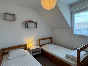 3 bedrooms, WiFi (free) - House with parking, pets welcome - 6 guests (Le Home Varaville)
