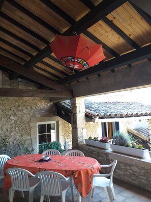 Outdoor dining - Vrbo Property (Goudargues)