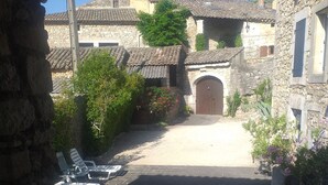 Unclassified image, 2 of 20, button - A CHARACTERFUL PROVENÇAL FARMHOUSE FOR 2 TO 10 VACATIONERS. (Goudargues)