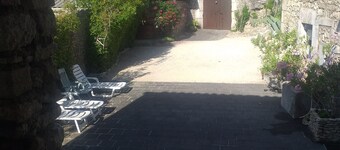 A CHARACTERFUL PROVENÇAL FARMHOUSE FOR 2 TO 10 VACATIONERS.