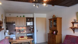 A compact living space with a kitchenette, a dining area, and seating. - Apartment with village and slopes view - 6 guests (Montgenèvre)