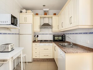 Wasserkocher mit Kaffee-/Teezubehör, Kühlschrank, Mikrowelle, Ofen