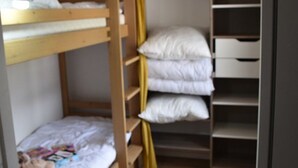 A bunk bed with a small desk and a shelf with pillows. - Studio cabin facing slopes - Pets OK (Montgenèvre)