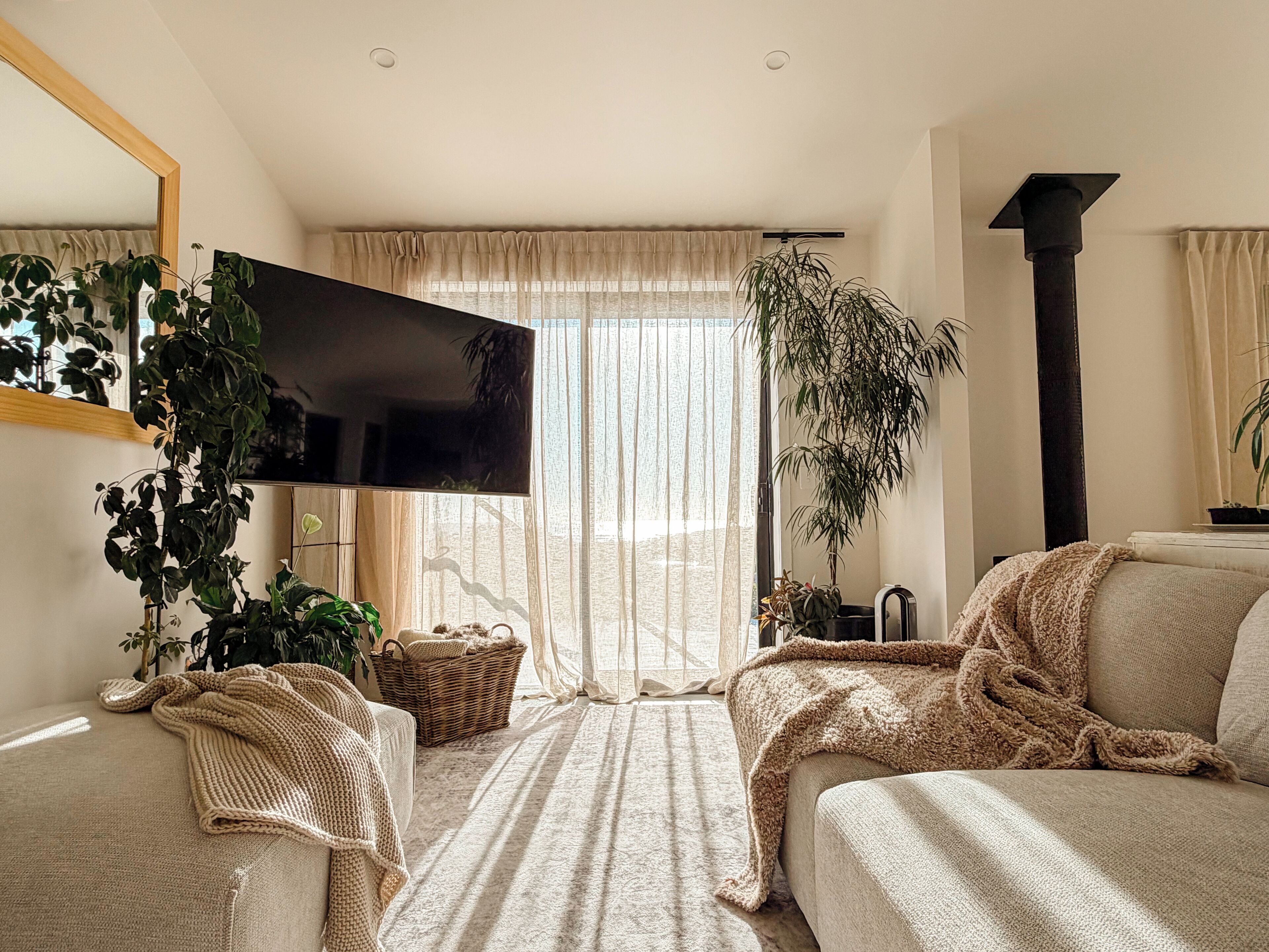 Smart TV, fireplace