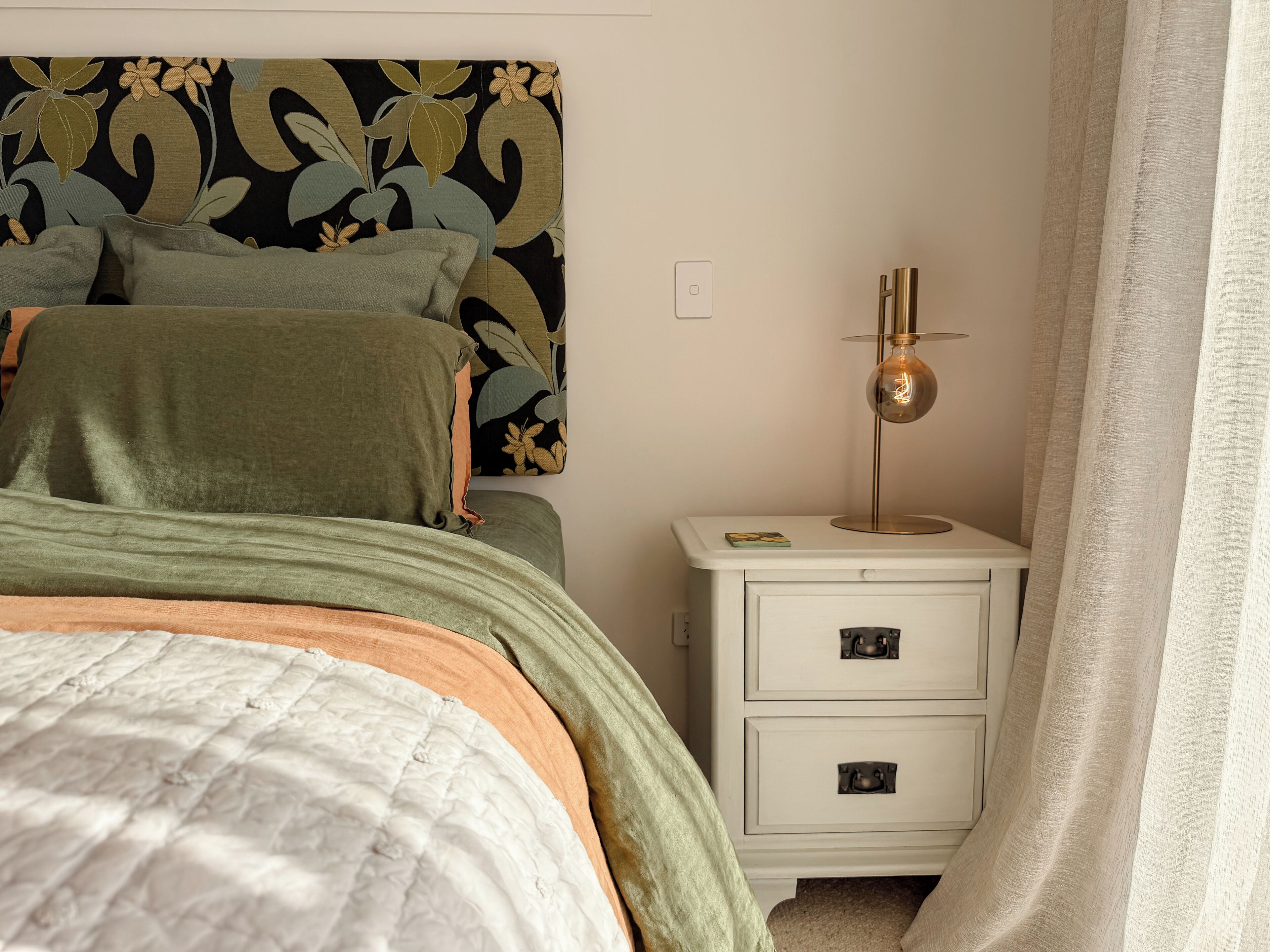 3 bedrooms, iron/ironing board, WiFi (free), bed sheets
