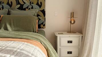 3 bedrooms, iron/ironing board, WiFi (free), bed sheets