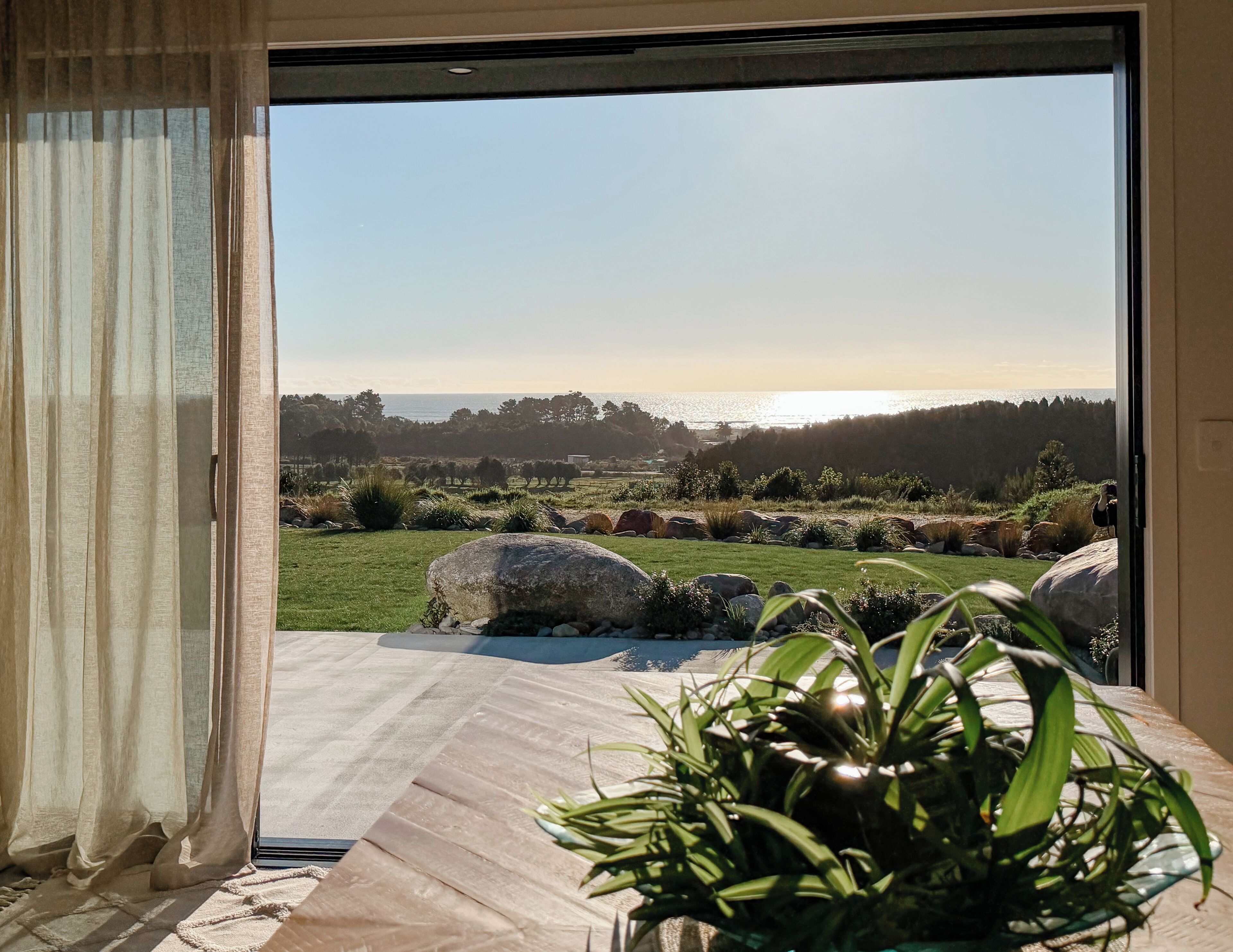 Una habitación con un amplio ventanal que da a una vista panorámica exterior.