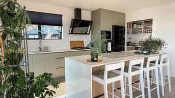 Kaffetrakter/tekoker, kjøleskap, mikrobølgeovn og ovn
