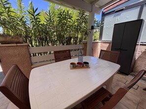 An outdoor patio with a table, chairs, a bottle, and cups. - House with parking - 5 guests (Saint-Cyprien)