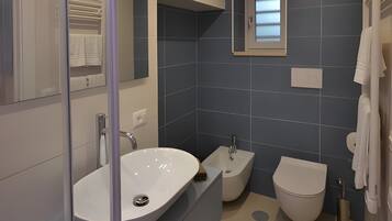 Douche, sèche-cheveux, serviettes fournies