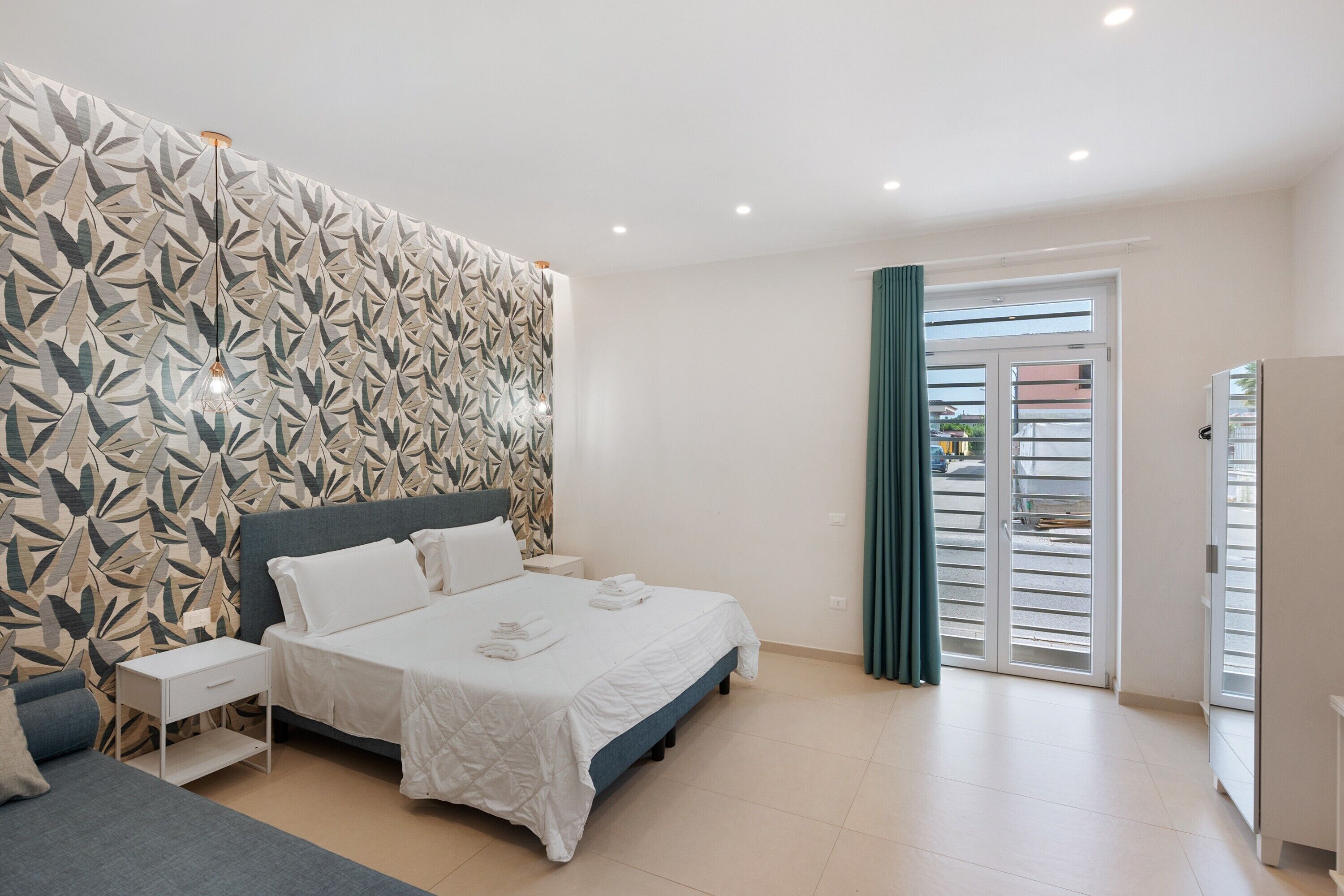 Tabla de planchar con plancha, wifi y ropa de cama 