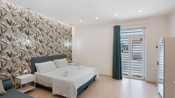 Tabla de planchar con plancha, wifi y ropa de cama