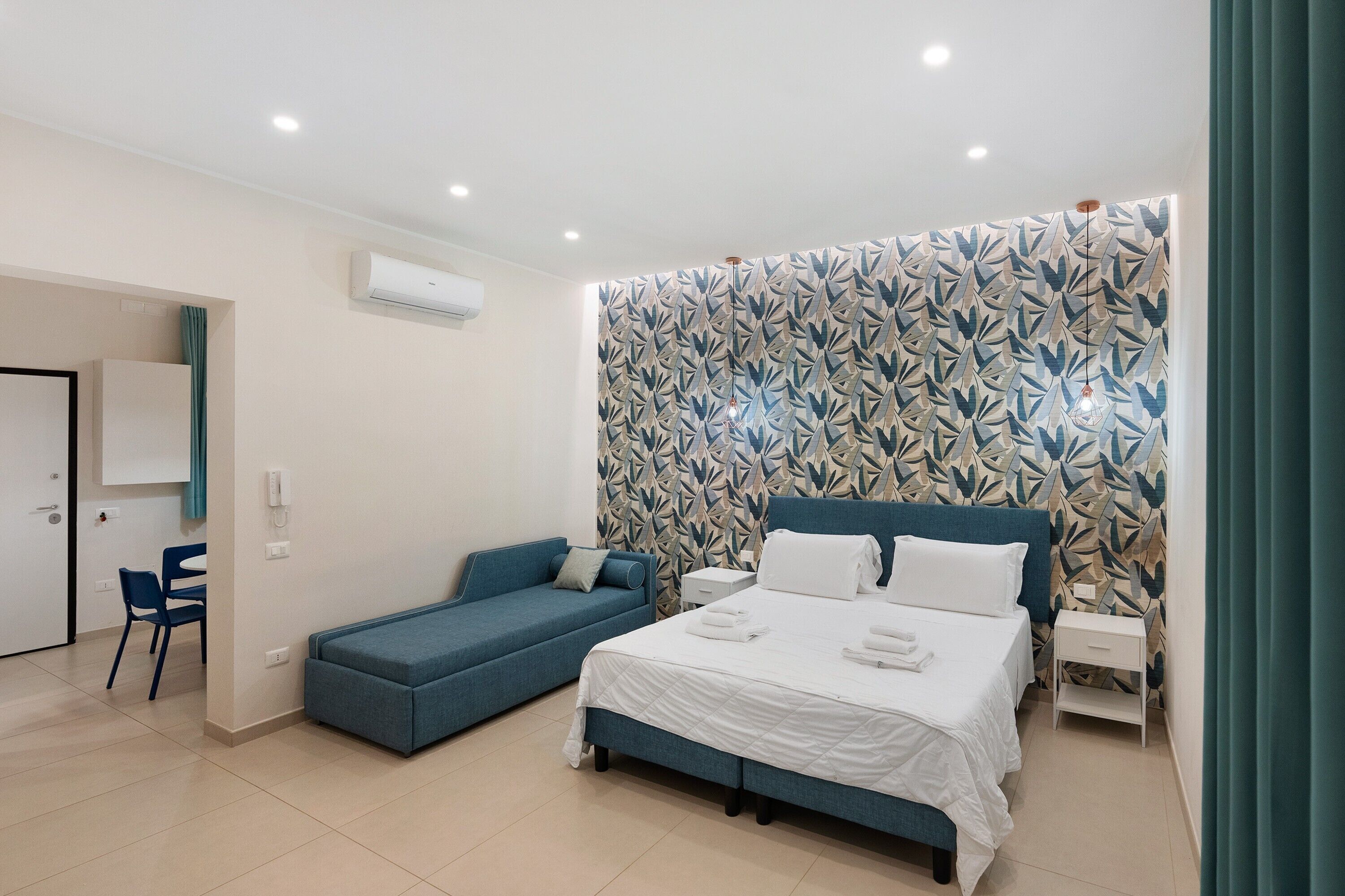 Tabla de planchar con plancha, wifi y ropa de cama 