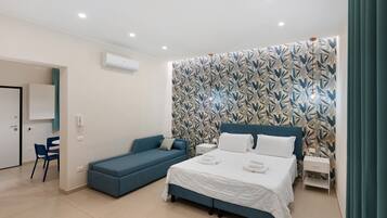 Tabla de planchar con plancha, wifi y ropa de cama