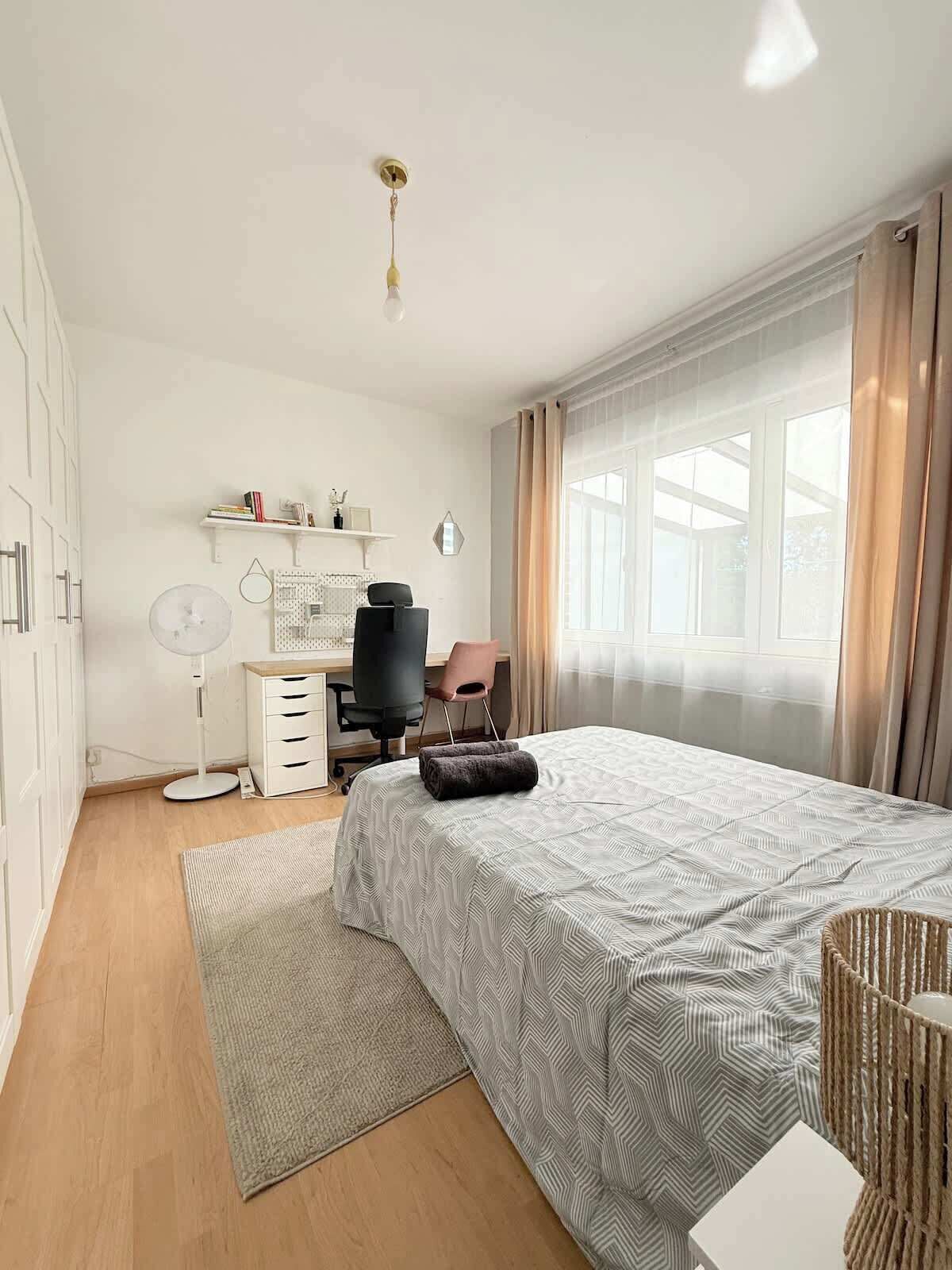 4 makuuhuonetta, silitysrauta/-lauta, vauvan matkasänky, Wi-Fi