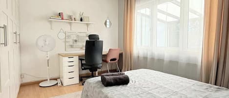 4 slaapkamers, een strijkplank/strijkijzer, reisbedje, wifi