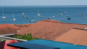 A coastal view with a tiled roof and boats on the water. - Arcachon centre - Studio Cabine superbe vue mer - accès plage (Arcachon)