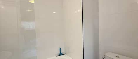 Une salle de bain moderne avec une baignoire, des toilettes et un comptoir en marbre.