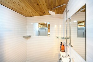 Maisonette, Gartenblick | Badezimmer | Haartrockner, Handtücher, Seife, Shampoo