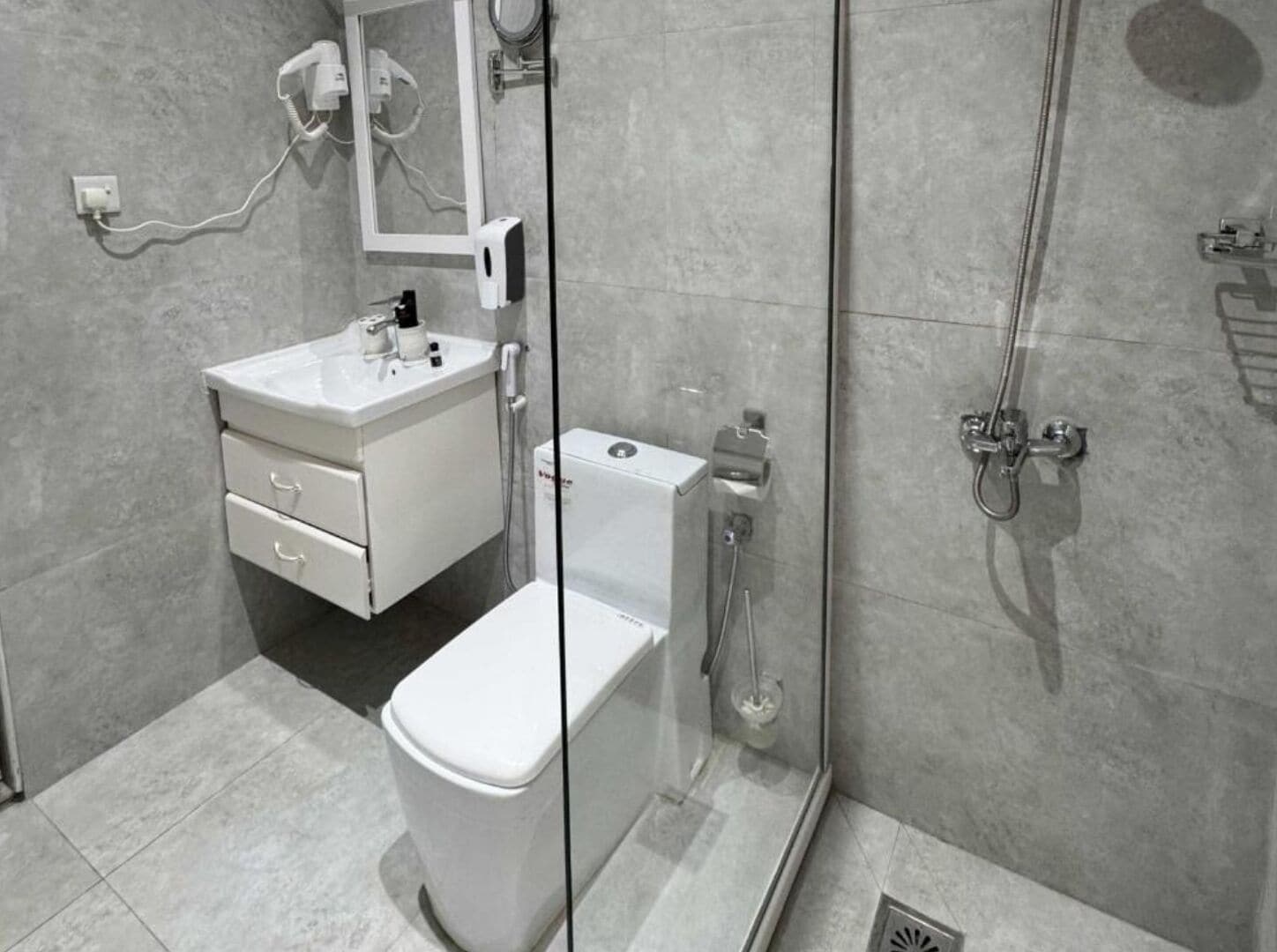 Suite | Bathroom | Shower, free toiletries, slippers, bidet