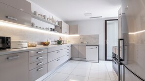 Une cuisine moderne équipée d’un four à micro-ondes, d’un grille-pain et d’un réfrigérateur.