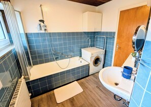 Haartrockner, Handtücher, Seife, Toilettenpapier