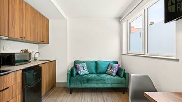 Studio (Deluxe Double Studio) | Desk, laptop workspace, bed sheets