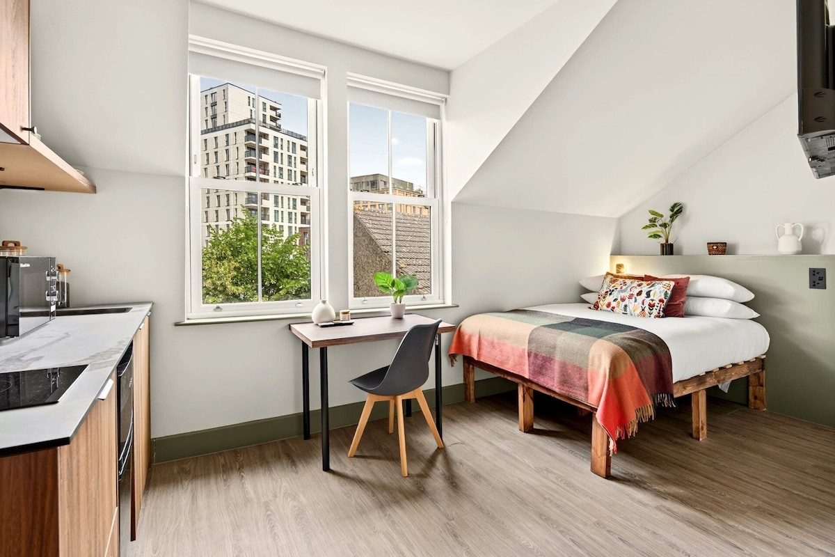 Studio (Standard Studio) | Desk, laptop workspace, bed sheets