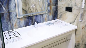 ベーシック ダブルルーム シティビュー | バスルーム | タオル、石鹸、シャンプー、トイレットペーパー