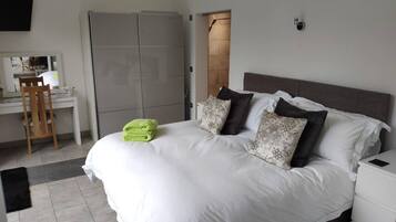Iron/ironing board, WiFi, bed sheets