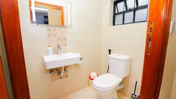 Habitació doble | Bany | Articles de tocador gratuïts, sabatilles, tovalloles i sabó