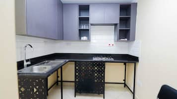 Habitació doble | Cuina privada | Placa de cuina i utensilis de cuina, vaixella i coberteria