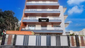 Useita kerroksia sisältävä rakennus, jonka kyltissä lukee: ”TOWNHOUSE”.