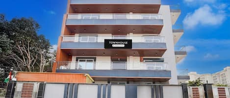 Un immeuble à plusieurs étages sur lequel on peut lire l’inscription « TOWNHOUSE ».