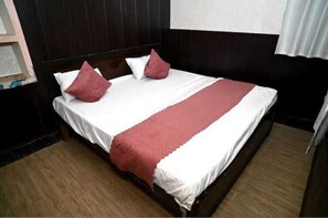 Desk, laptop workspace, free WiFi - Anjali Palace and Suites (Shani Shignapur)