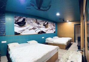 Quarto casal executivo | Roupas de cama premium, escrivaninha, espaço de trabalho para notebook