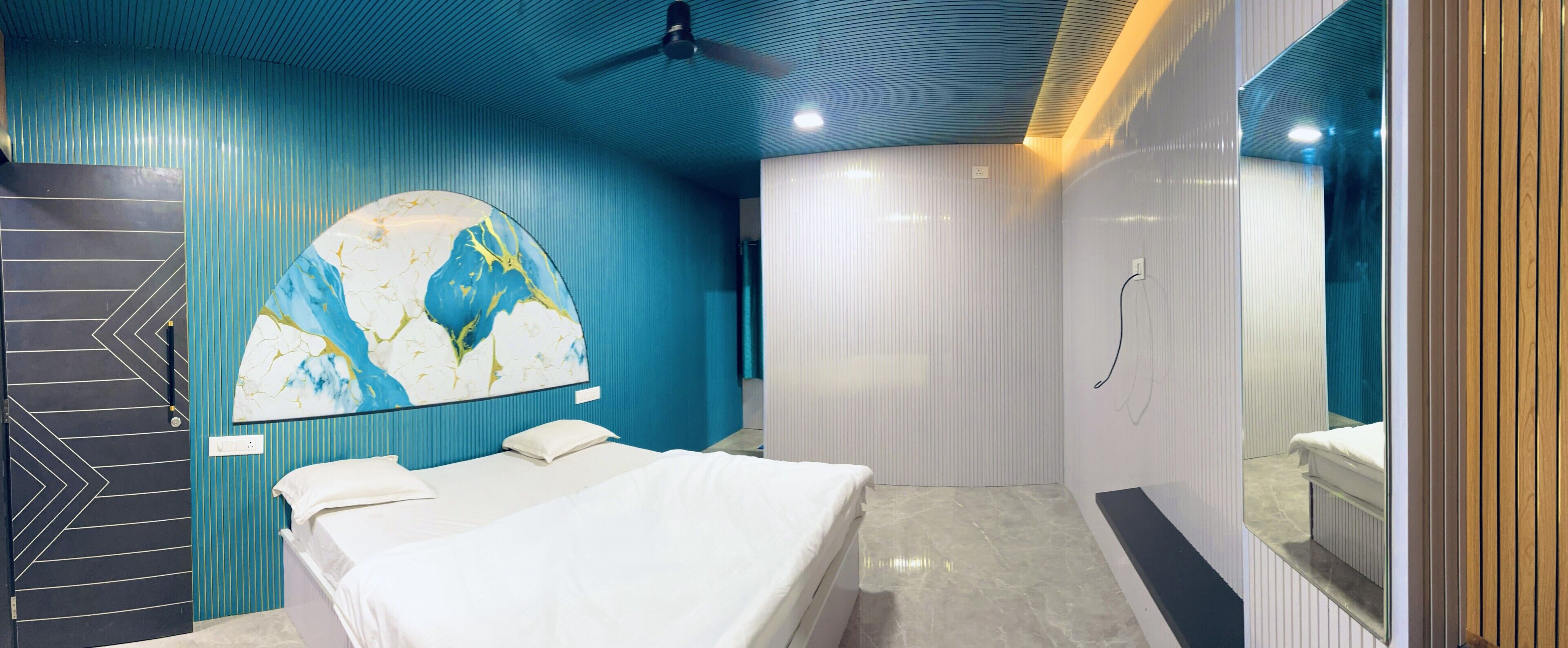 Quarto casal júnior | Roupas de cama premium, escrivaninha, espaço de trabalho para notebook