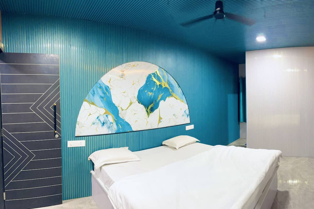 Habitación doble junior | Ropa de cama de alta calidad y escritorio