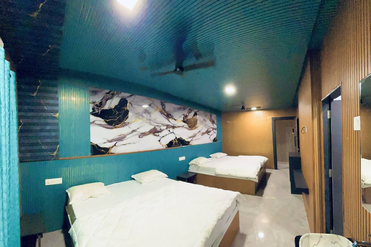 Quarto casal executivo | Roupas de cama premium, escrivaninha, espaço de trabalho para notebook