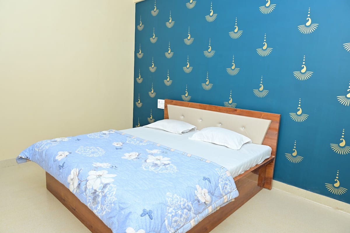 Habitación doble clásica | Ropa de cama de alta calidad y escritorio