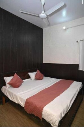 Desk, laptop workspace, free WiFi - Anjali Palace and Suites (Shani Shignapur)