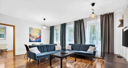 Family Stay in Old Town with Private Parking