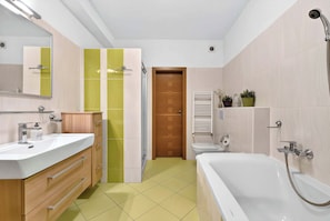 Shower, hair dryer, towels - Family Stay in Old Town with Private Parking (Bratislava)