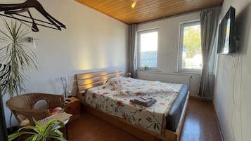 Iron/ironing board, internet, bed sheets