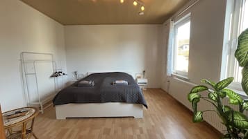 Iron/ironing board, internet, bed sheets