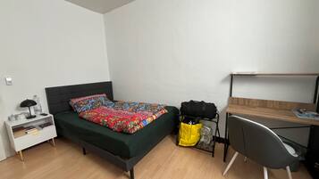 4 slaapkamers, een strijkplank/strijkijzer, internet, beddengoed